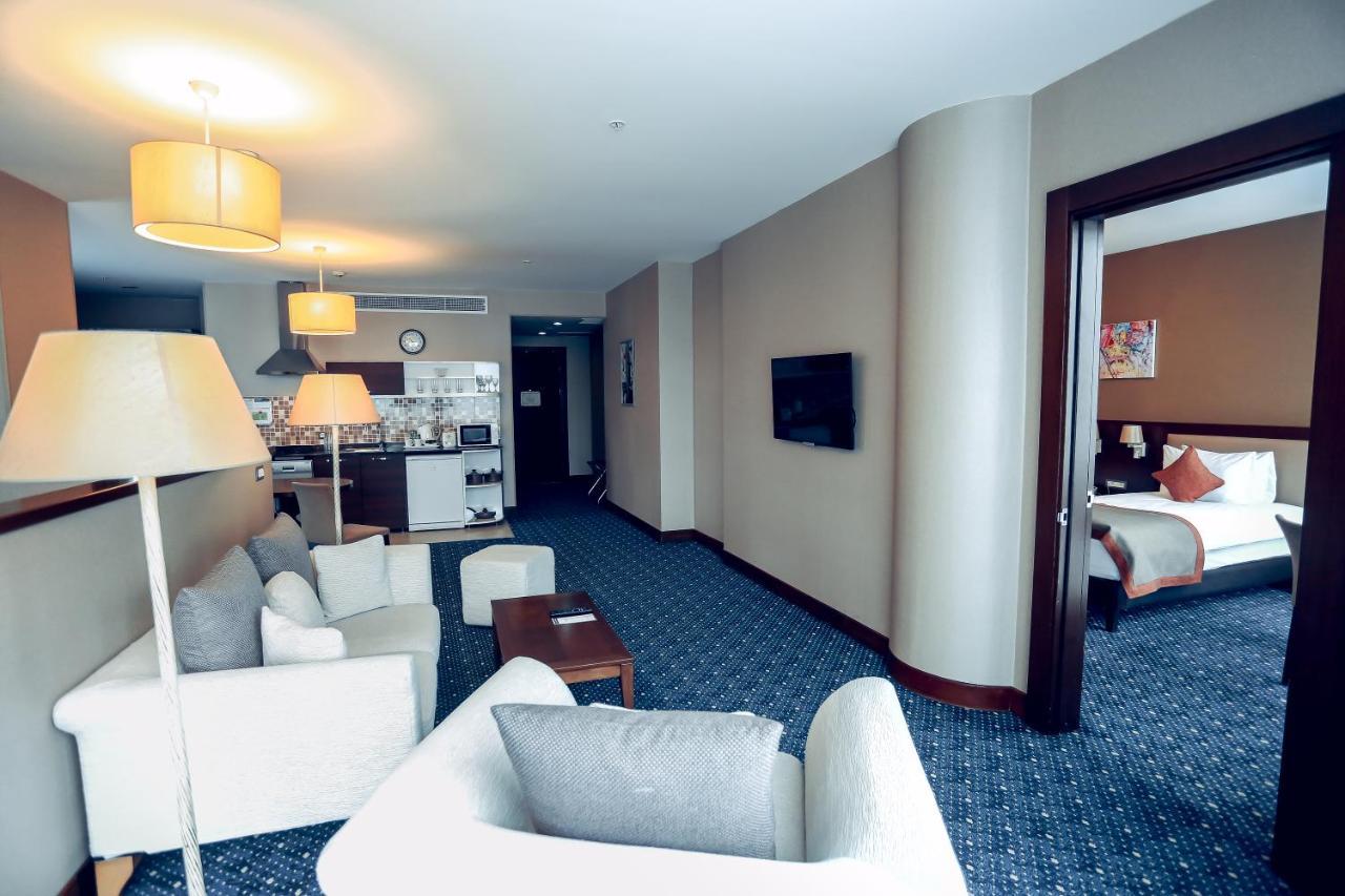 Отель Parkside & 4*